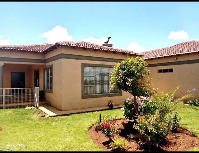 3 BEDROOM HOUSE FOR SALE IN SEBOKENG ZONE 10